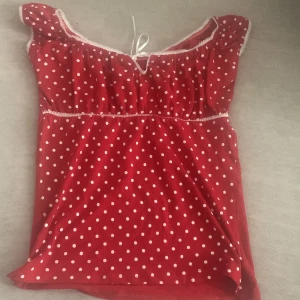 Röd cute top  - Cute röd top med prick mönster på, bra skick och aldrig använd. På mig är den lite kort inte som magtröja utan lite bara men jätte fin top från 2000 talet