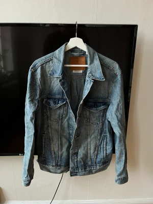 Blå Levi’s Jeansjacka Strl M - Snygg klassisk ”overshirt-tunn” jeansjacka, inga skador/fläckar