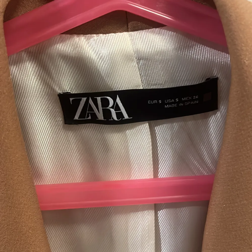 Aldrig använd, köpt från Zara förra våren.. Kostymer.
