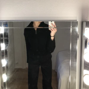 Stickad tröja  - Stickad ziptröja, väldigt varm och skön nu till höst/vintern. Osäker på storlek men skulle säga att den passar en S