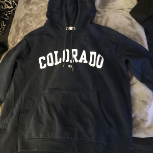 Marinblå hoodie  - Säljer en marinblå hoodie från hm. Skriv för fler bilder☺️