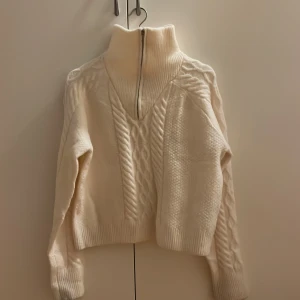 Stickad tröja NA-KD - Krämvit stickad ziptröja i strl S från NA-KD i väldigt fint skick! Användt ca 2 ggr.