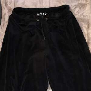 Svarta mjukisbyxor, STAY - Säljer mina svarta mjukisbyxor i velour tyg från märket /STAY. 😙