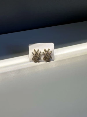 Örhängen  - Guldiga örhängen med strass. Aldrig använda. Köparen står för frakt💕 Säljer massa olika örhängen så kika in min profil🫶🏽