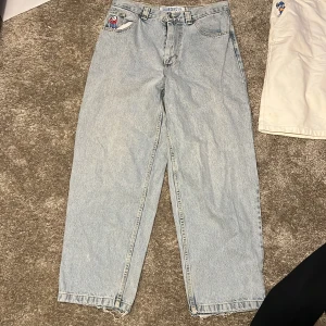 Polar big boy - Ett par polar big boy's i storlek M. Byxorna är ganska flitigt använda och har därför tecken på användning. Skick 7/10, inga stnliga tecken på användning förutom längst ner i kanterna (se bild 3). Skriv vid intresse!