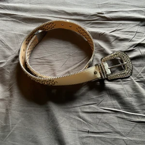 Tuttolente bälte - Rhinestone bälte köpt för 800. Knappt använd, säljer eftersom den inte passar mig. Storlek 30 (105 cm). Slutsåld!