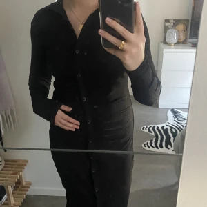 NAKD klänning  - Super snygg klänning som endast är använd en gång! Jag är en M och klänningen är stretchiga så passar S-M Bara att skicka för fler bilder eller om man har någon mer fråga!! 