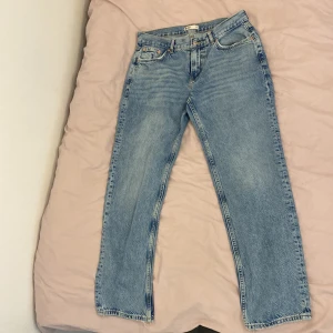 Lågmidjade jeans - Säljer ett par blå lågmidjade jeans som jag Aldrig använt då dem är för små, storlek S är det på byxorna.