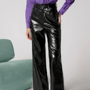 Byxor - Säljer mina byxor köpta från Shein. Skönt material inuti och går nästan ner till marken på mig som är 1,63. Sitter lite tajtare än på bilden.