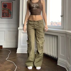 Cargo pants  - Gröna cargo pants från Urban. Säljer då det inte riktigt är min stil längre. Sitter perfekt och är även perfekta i längden. De är använda ett fåtal gånger Nypriset var 750kr! 