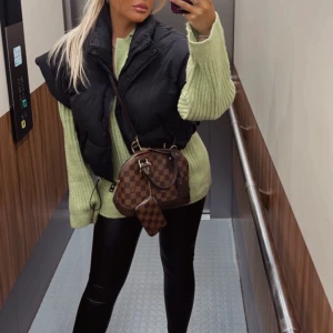 Väst Ginatricot - Väst från Gina i storlek L. Jag brukar vanligtvis ha storlek S 