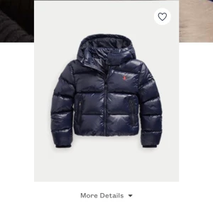 Jätte fin Polo jacka - Jätte fin polo jacka💙säljer för jag vill köpa en Colmar istället. Köptes januari/februari 2022 så inte mycket andvänd💙jätte varm och gosig, strl 12-14💙