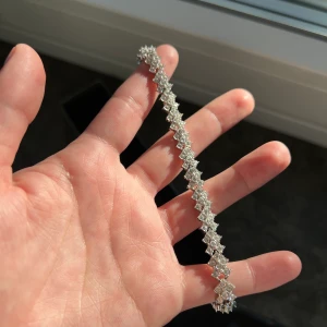 Silverfärgat armband - Fint silverfärgat strassarmband i bra skick. Använd fåtal gånger. 