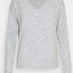 Stickad tröja  - Säljer min tröja pieces som köptes för lite mer än en månad sedan och har bara använts kanske 4 gånger. Tröjan är i XS och sitter väldigt bra!💕