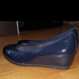 Skor - Jätte mjuka skor,även inuti, med liten klack. Marinblå. Endast provat inomhus.  Finns centralt i Södertälje. 