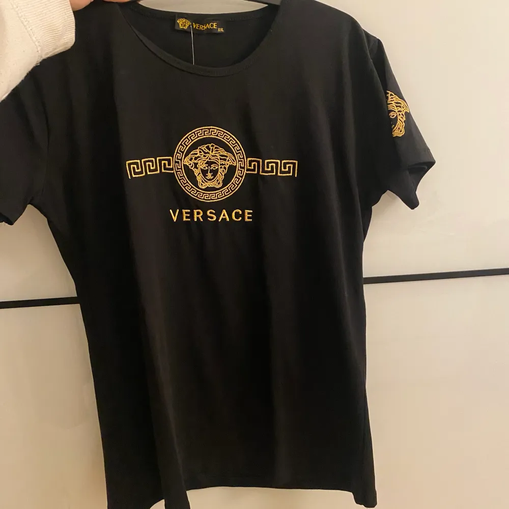Versace tshirt (kopia). Onesize, passar allt från XXs-XXL. Då den är stretchig. . T-shirts.
