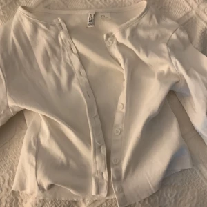Vit fin kofta från H&M  - Kort fin vit kofta från H&M med knappar❤️ storlek: XS