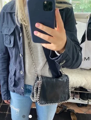 Söker - Söker dena väska från Tiamo i storlek M om någon har en. som du kan tänka dig sälja för ett rimligt pris ❤️💫 Lånade bilder 