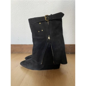 Jerome Dreyfuss boots - SÄLJER mina jättesnygga Jerome Dreyfuss boots köpta från vestaire collective. Jag har tyvärr aldrig fått användning för dom för de är lite trånga för mig med storlek 38:(  skulle nog passa en 37 allra bäst❣️pris går att diskutera vid snabbt köp