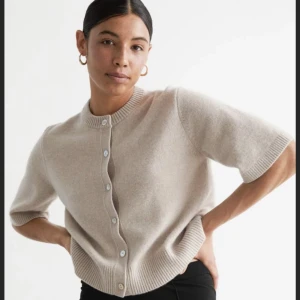 & other stories  - SÖKER‼️ efter denna otroligt fina kofta!! Helst i storlek S-M💖 kan tänka mig betala 500-600kr hör av dig gärna!!