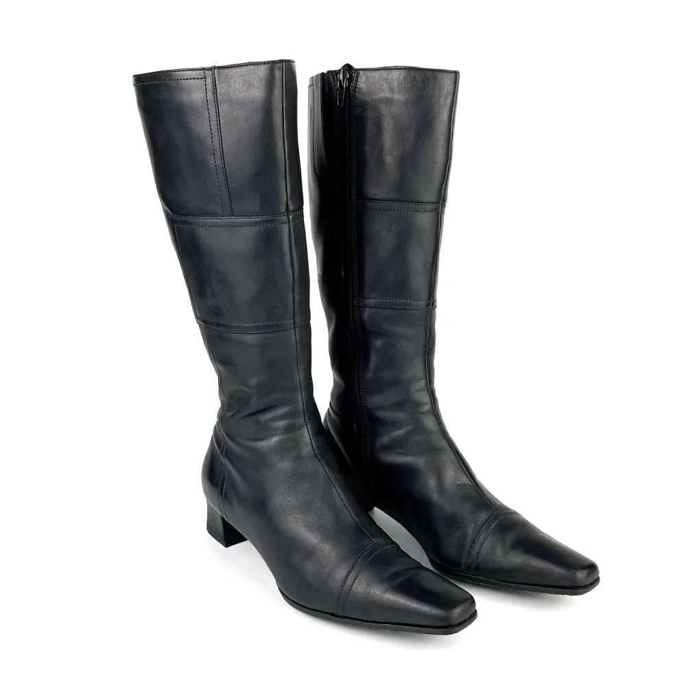 Vintage Y2K 90s 00s ECCO real leather narrow square toe block heel knee high boots in black. Some scratches and marks. Size: label 38, fit true to size. Maybe will fit 38,5 too. Mid calf to knee high. Ask for full description. No returns.. Skor.
