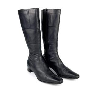 Vintage Y2K 90s 00s ECCO real leather narrow square toe block heel knee high boots in black. Some scratches and marks. Size: label 38, fit true to size. Maybe will fit 38,5 too. Mid calf to knee high. Ask for full description. No returns.