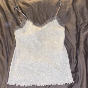 Nattlinne  - Grått nattlinne. Aldrig använt 