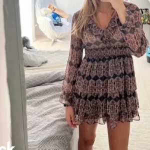 Zara klänning  - Hej! Säljer den här fina zara klänningen! Storlek S och perfket på mig som är 166. Köptes för ca 400 och säljer för 240💕