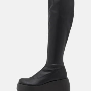Black platform boots  - Svarta plattformstövlar från MONKI. Superbra skick, ändast använda 2 gånger. 🥰