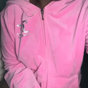 Kofta - En skön sammetkofta från juciy couture, använt skick. Kommer inte sänka priset då jag precis köpte den av en annan på plick! Skriv inte prisförslag, intresserad skriv i chatten💛