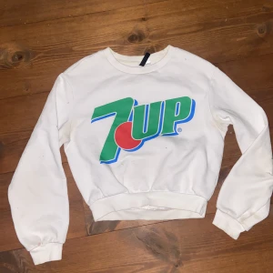 Snygg 7up tröja - Jätte snygg tröja, det finns en svart prick på tröjan som knappa syns från 1 år tillbaka, den kommer inte till andvändnkng men är som ny, bra kavlite och liten kortare variant av tröja!   —  Tar swisch