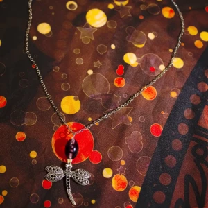 Halsband med trollslända  - Handgjort (av mig) halsband med en lila glaspärla och en magisk trollslända i metall. Halsbandet är i form av en kedja med en låsmekanism.