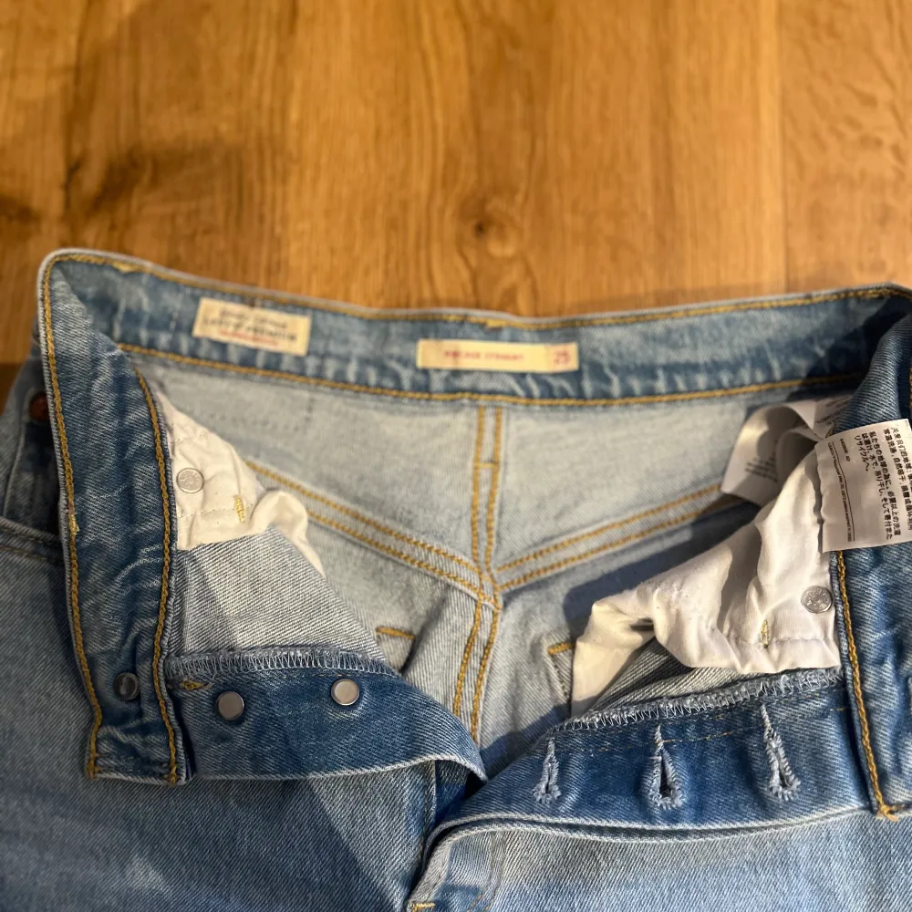 Högmidjade Levis jeans med straight fit. Som nya knappt använda, säljer då den inte används längre. Jätte skönt matial och passform. Dem är i storlek 25:) dem är mer ljusblåa i verkligheten, på bilden ser dom lite går ut. Pris kan diskuteras. Jeans & Byxor.