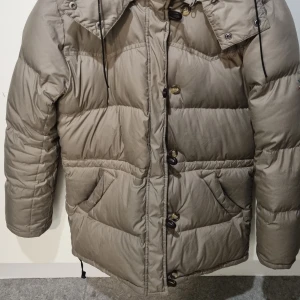 Vinterjacka boomerang  - Hej. Jätte fin beige jacka .från märket boomerang.  Storlek s Inga defekter eller hål Skriv endast om du vill köpa. Frakt tillkommer. 