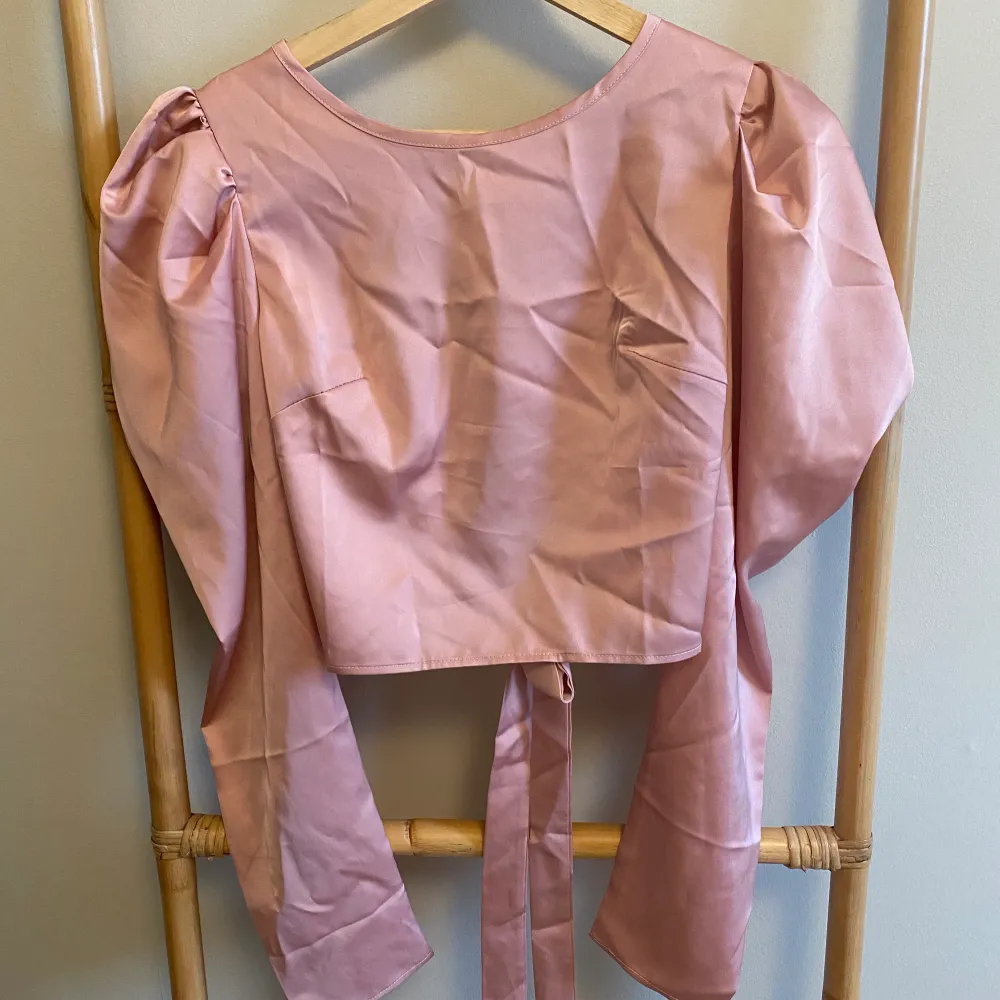 Så fin rosa topp/blus från Shein jag aldrig använt med rosa puffärmar och fin knytning i ryggen. Storlek S. Blusar.