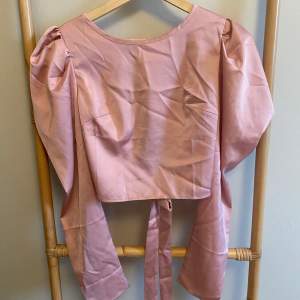 Så fin rosa topp/blus från Shein jag aldrig använt med rosa puffärmar och fin knytning i ryggen. Storlek S