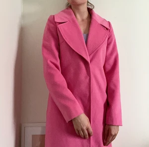 Missguided kappa rosa  - Superfin varm kappa från missguided i en perfekt rosa färg. Perfekt skick. Säljer för jag har gått upp i vikt 😭Passar en xs/s. Jag är 161 cm, väger 58. Den är lite för tajt för mig med en stickad tröja under.