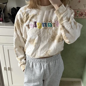 Beige Wrangler tröja  - Gullig sweatshirt från Wrangler i storlek XS. Använd typ 3 gånger, fint skick!