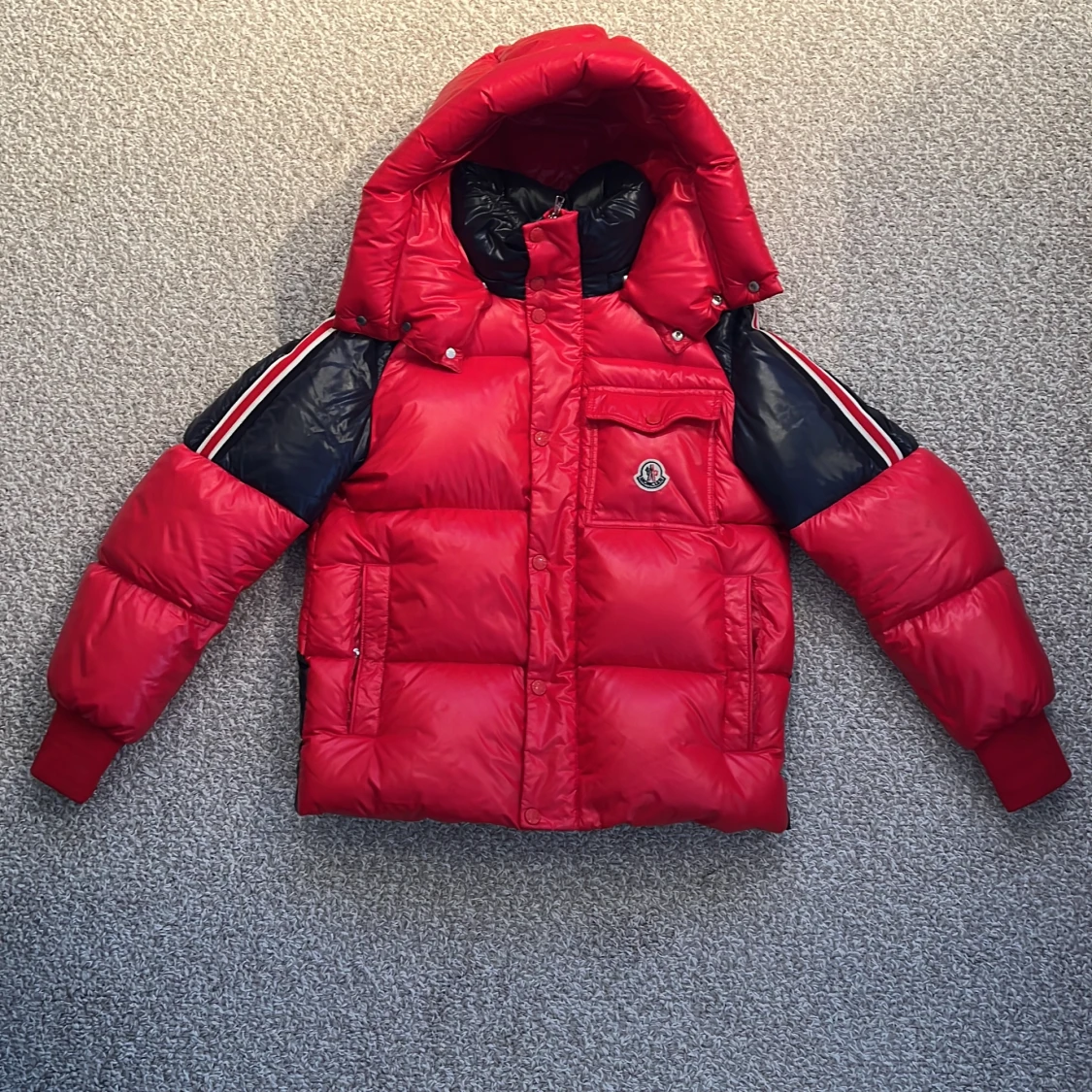 Röd,mörkblå vinter moncler jacka.  - 91