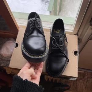 Dr. Martens - ”Dr. Martens bex 1461”.  Endast testade, köpte för några veckor sedan. Nypris: ca 2000kr från Asos. 🤍
