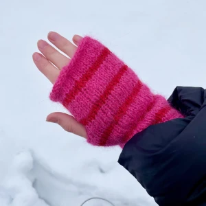 Torgvantar - Stickade torgvantar i alpacka och mohair = otroligt mjuka. Kommer naturligtvis i ett par. En vit är blå randig finns också i min profil. 😍dem är 19 cm långa och passar de allra flesta. Inre omkrets på ca 25 cm då ej utstretchade. Använd gärna köp nu.