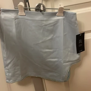 Satinkjol - Jättefin ljusblå satinkjol från nakd som inte säljs längre. Den är bara provad så den har alla lappar på. Köptes för 250kr