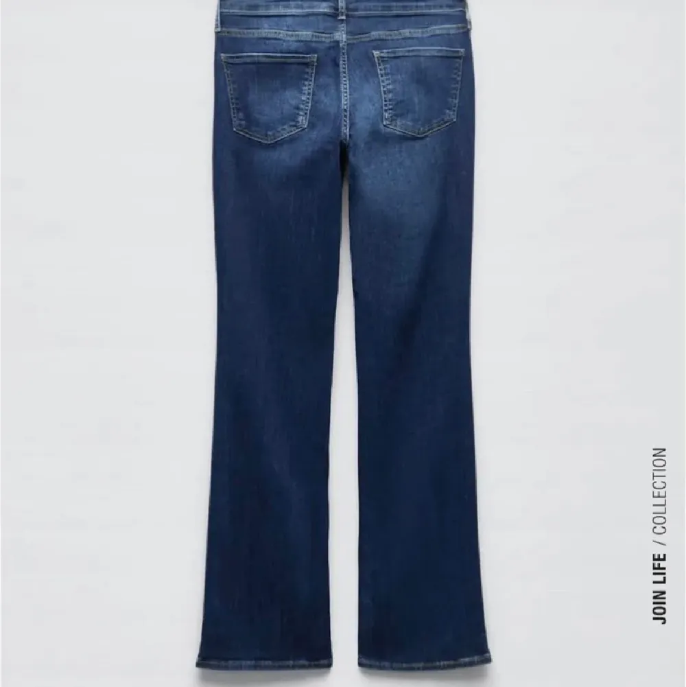 Intressekoll på mina mörkblåa lågmidjade zara jeans. Endast använda 1 gång, säljer vid bra bud💘. Jeans & Byxor.