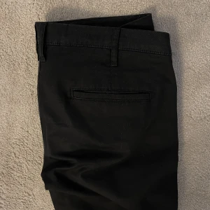 Hunkydory, svarta, strlk L - Hunkydory byxa med dragkedjor på framsida, rak modell, låg midja, svarta, strlk L