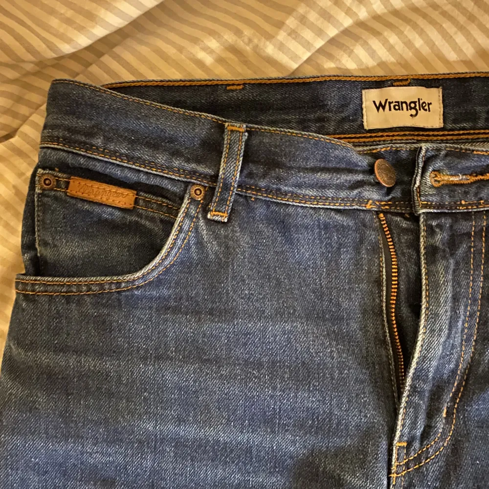 Säljer mina älskade Wrangler Texas Jeans i fint skick. W 34 L34 men ganska små i storleken. Köpta för 799:- på Jeans Uno i Stockholm. Möts upp i Stockholm, annars står för frakten, fler bilder finns☺️📦. Jeans & Byxor.