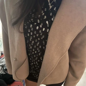 Blus  - Säljer min svarta tunna blus med silver detaljer från &Other stories då den inte kommer till mycket användning längre. Inte sliten i allmänt bra skick, inte trasig någonstans. Den är verkligen så söt och fin och kan användas på fest middag eller skolan