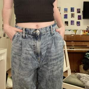 Jättemysiga mom jeans från Lindex. Säljs då dem ej används längre. En liten fläck (Bild 3) som inte går bort så därav priset. Annars fint skick ❤️