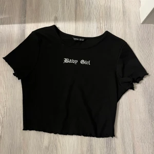 T-shorts/topp - Denna topp är ifrån SHEIN i storlek M, säljer denna för 50kr!