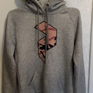 Peak performance hoodie - helt oanvänd  (Slutsåld typ överallt) Nypris 1199kr Mitt pris 400kr