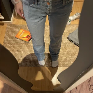 Blå jeans - Säljer dessa ljusblå jeansen de är knappt använda ock är i ett jätte bra skick. 